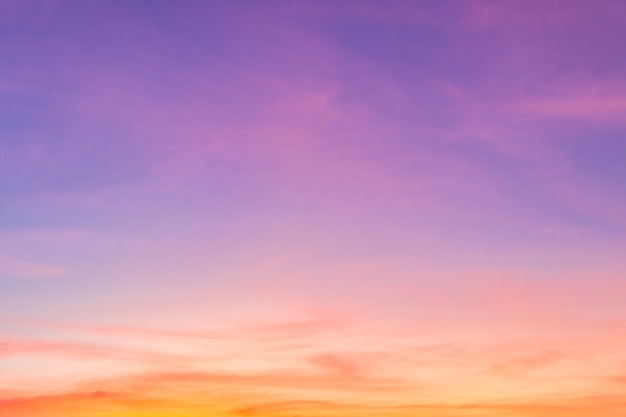 Ciel du soir avec la lumière du soleil coucher de soleil coloré