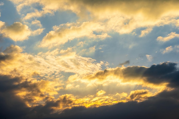 ciel du soir avec des nuages colorés au coucher du soleil