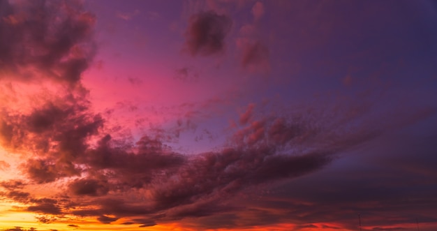 Ciel du soir avec des nuages colorés du soleil sur fond de ciel crépuscule crépuscule