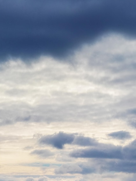 Ciel du soir avec des nuages lourds clairs et sombres