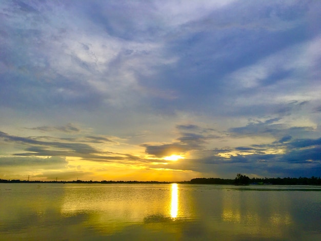 Photo ciel avec de l'eau photographie colorée au coucher du soleil