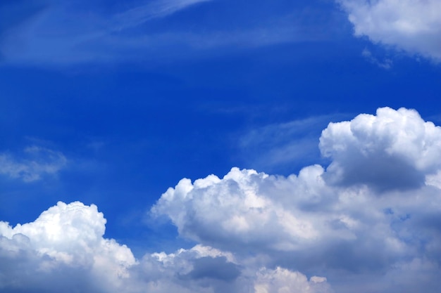 Ciel ensoleillé bleu vif avec des nuages blancs moelleux