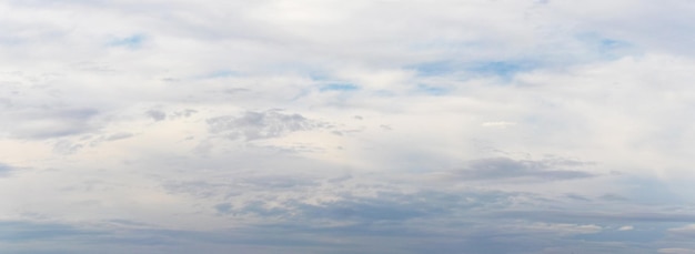 Ciel avec d'épais nuages légers, panorama, vide pour la conception