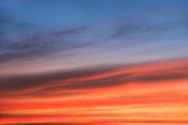 Ciel épique avec des nuages dramatiques au coucher du soleil.