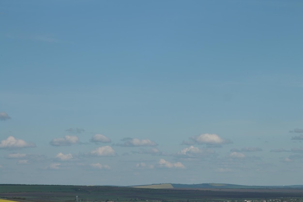 Le ciel est bleu et clair.