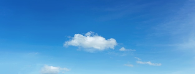 Le ciel est bleu avec des nuages, beau par nature.