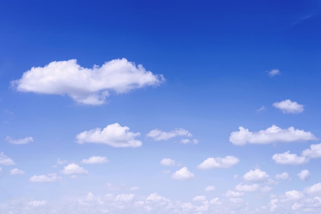 Le ciel est bleu avec des nuages, beau par nature.