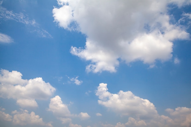 Le ciel est bleu avec des nuages blancs.