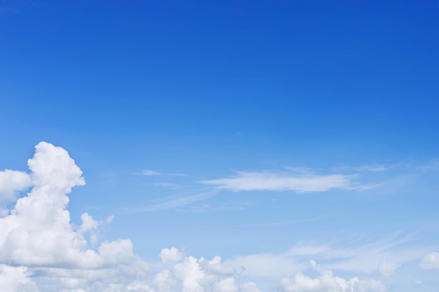 Photo le ciel est bleu avec des nuages magnifiques par nature