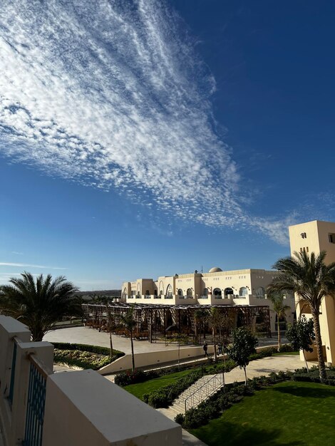 Le ciel est bleu et les nuages sont blancs.