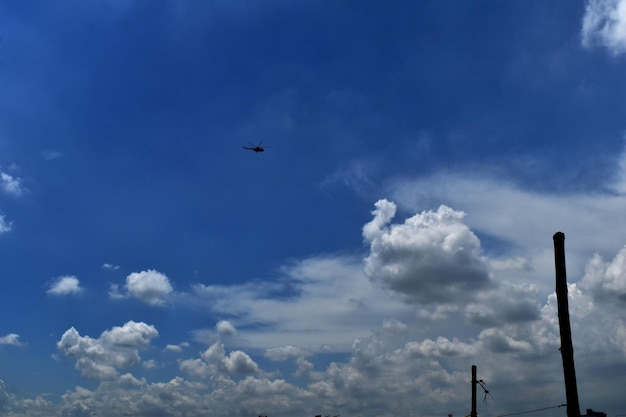 Le ciel est bleu et nuageux