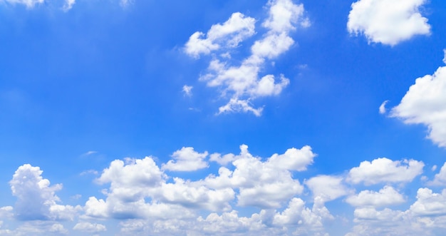 Le ciel est bleu vif avec de beaux nuages duveteux ciel bleu avec des nuages