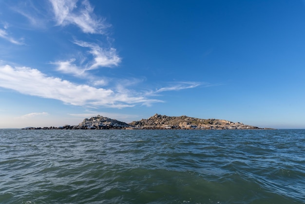 Le ciel est clair et bleu l'île au milieu de la mer