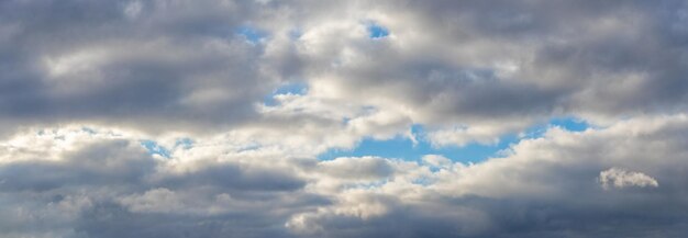 Le ciel est couvert de nuages gris denses