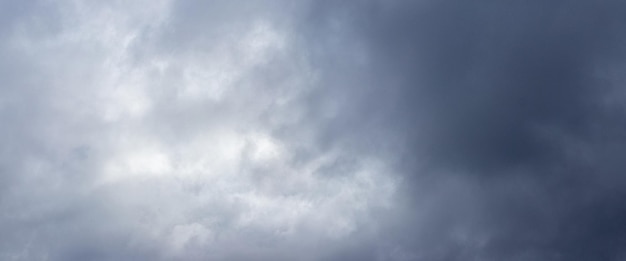 Le ciel est couvert de nuages d'orage sombres