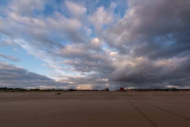 Le ciel est couvert de nuages sombres et la plage est nuageuse