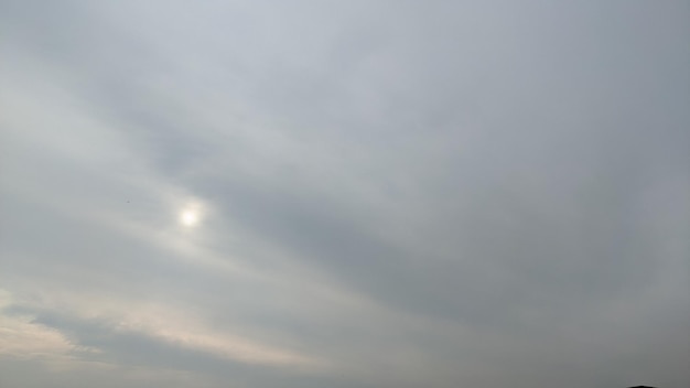 Le ciel est gris et le soleil brille à travers les nuages.