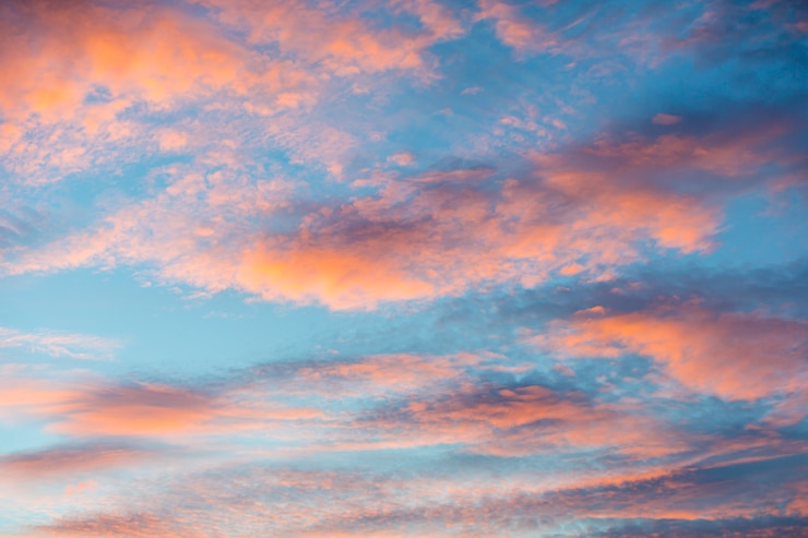 Photo le ciel est orange nuages ​​au coucher du soleil.