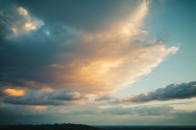 Le ciel est vert et nuageux.