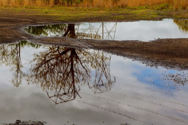 Le ciel était couvert de nuages, l&#39;eau de la rivière reflétait les arbres