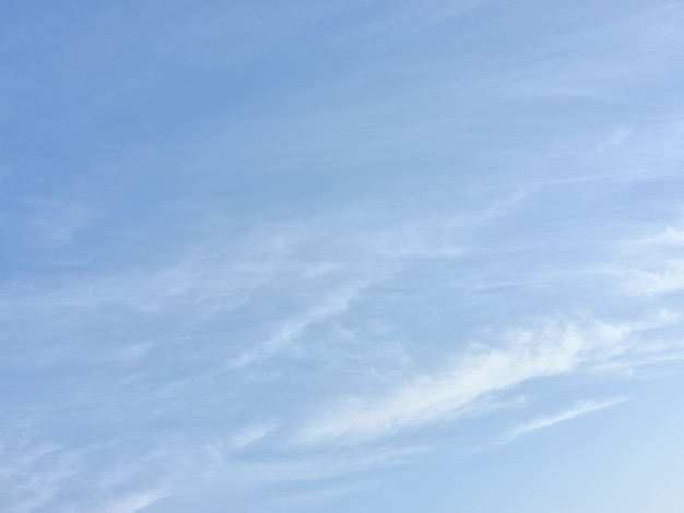 ciel d'été propre avec des nuages