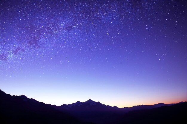 le ciel étoilé dans les montagnes avant l'aube astronomie et observation planétaire