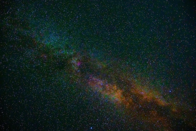 Le ciel étoilé de nuit avec des étoiles brillantes la voie lactée et les galaxies