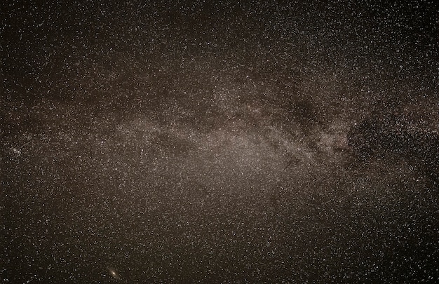 Ciel étoilé de nuit avec une partie de la galaxie de la Voie lactée. Magnifique paysage de nuit d'été.