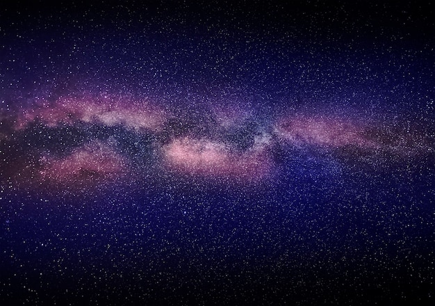 Ciel étoilé de nuit avec une partie de la galaxie de la Voie lactée. Magnifique paysage de nuit d'été.