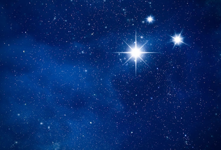 Photo ciel étoilé de nuit. polaris lumineux dans l'espace lointain, constellation sur ciel sombre en arrière-plan