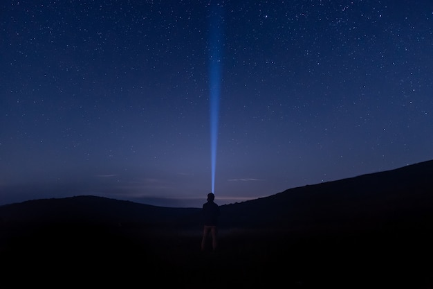 Le ciel étoilé la nuit sur la prairie