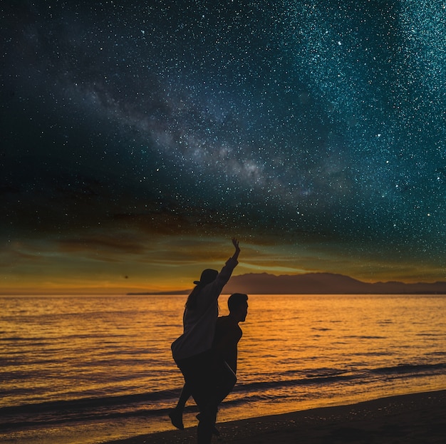 Photo le ciel étoilé sur la plage collage