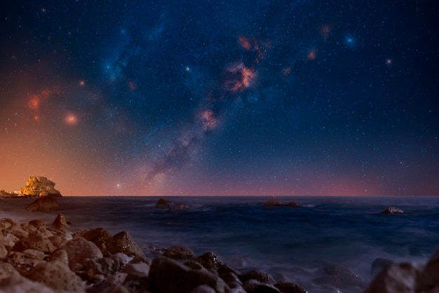 Photo le ciel étoilé de la plage la nuit collage