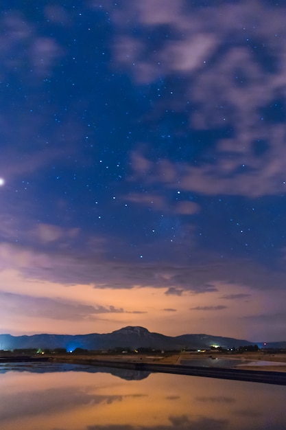 Ciel étoilé se reflète dans l&#39;eau