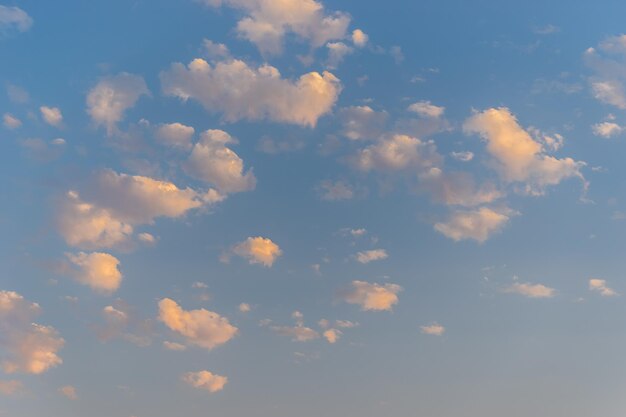 Photo ciel de fond naturel avec des nuages rose clair