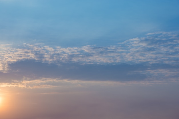 Ciel de fond, nuages ​​et soleil