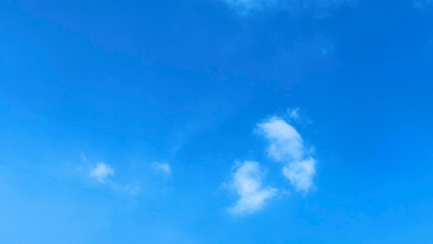 Ciel frais et beau avec de jolis nuages