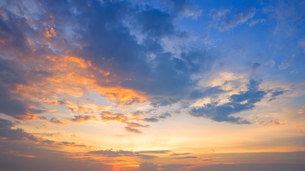 Photo un ciel d'horizon de coucher de soleil spectaculaire avec un soleil orange et des nuages sombres sur un ciel bleu idyllique au crépuscule