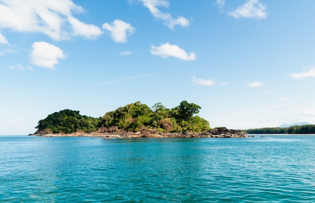 Ciel et île tropicale en Thaïlande