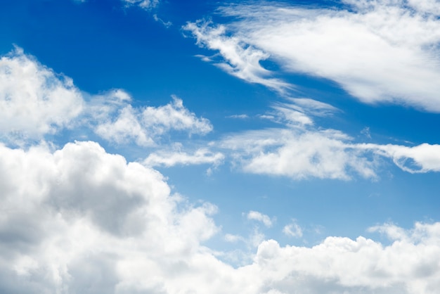 Photo ciel en journée ensoleillée avec des nuages ​​blancs