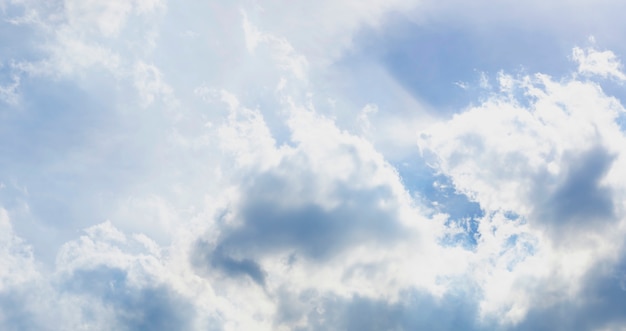 Ciel léger avec nuage