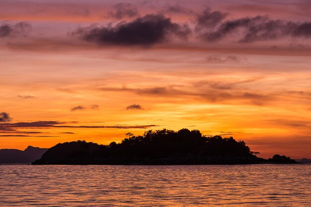 ciel de lever de soleil fantastique sur la plage tropicale et les îles de la mer d'Andaman