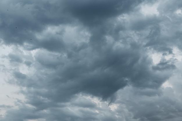 Photo ciel lourd couvert avec des nuages lourds gris mauvais temps typhon cyclone tempête