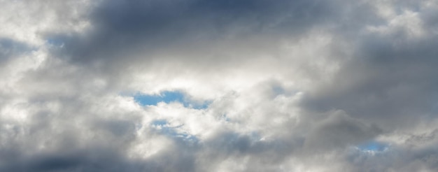 Ciel avec de lourds nuages gris, vide pour la conception