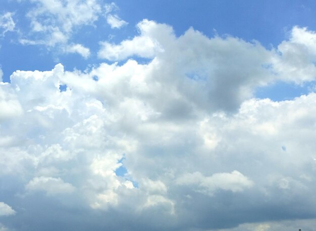 Photo ciel lumineux et nuages en arrière-plan