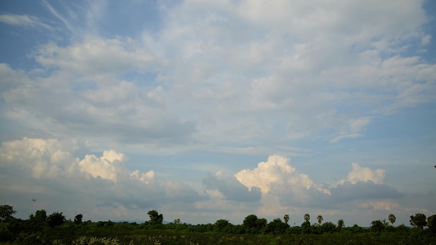 Le ciel lumineux avec des nuages blancs en mouvement avant la pluie en arrière-plan