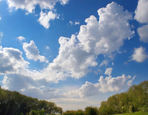 Un ciel lumineux avec des nuages par une journée ensoleillée