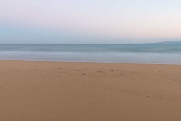 Ciel et mer colorés au coucher du soleil avec mouvement flou