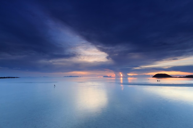 Ciel et mer tropicaux dramatiques au crépuscule