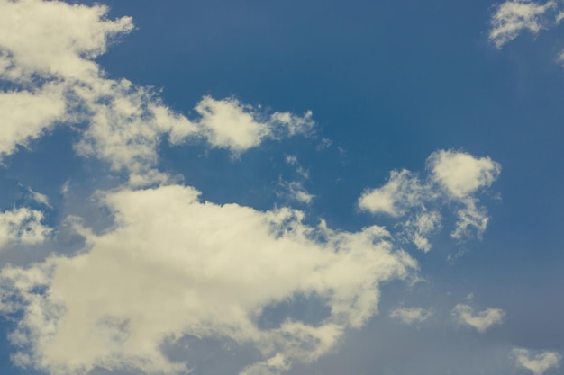 Ciel à midi au printemps